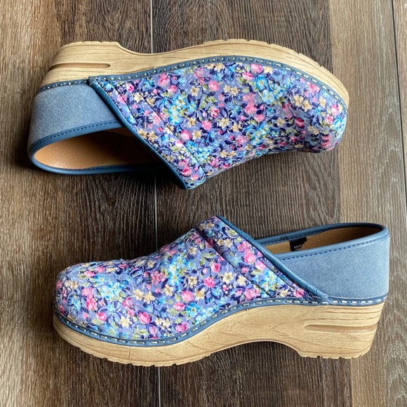 Sanita Shoes - Auth. SANITA DANISH CLOGS Blue Floral Vegan 8.5